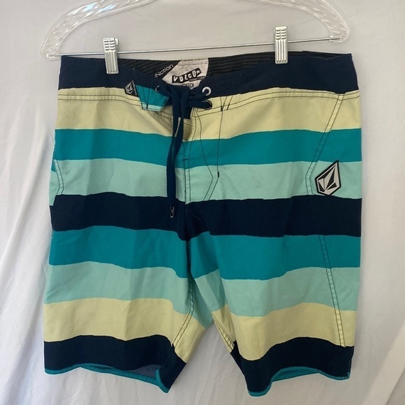 VOLCOM Boardshorts - stripe print - stretch - mens 32 waist - - Picture 1 of 6